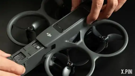 别的不说,在它还没发布第一视角无人机之前,如果我们想要实现类似这样