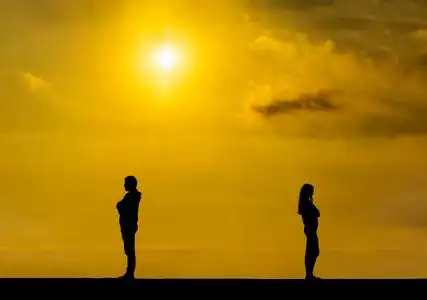 男人的爱和两个不快乐的女人, 两半纸心在白色背景.