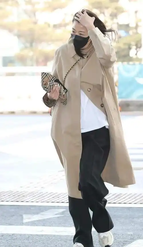 41岁全智贤状态真好,身穿风衣配西裤,慵懒随性的女性美
