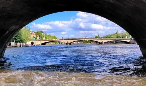 13.巴黎塞纳河畔