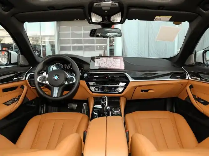 内饰设计方面,2018款宝马5系内饰更