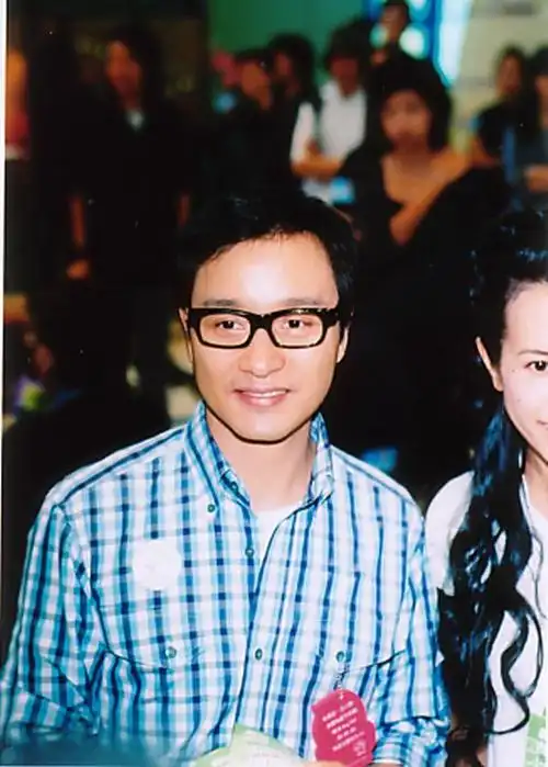 2002年5月20日,张国荣与莫文蔚出席护苗先. 来自小城_故事a - 微博