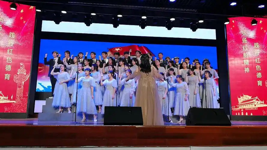 我们整齐划一的动作为合唱增添了几分色彩