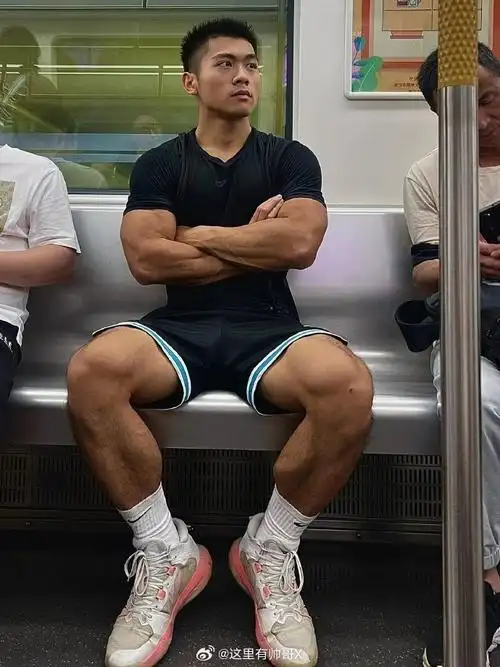 武汉地铁上被抓拍的粗腿黑皮肌肉男