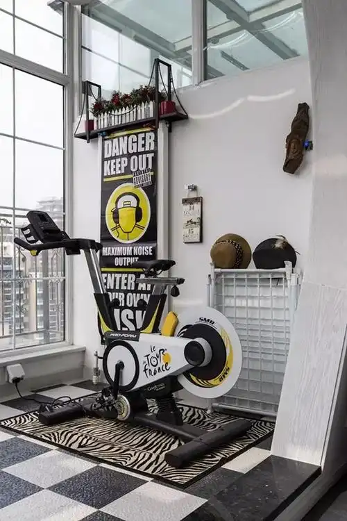 富轩门窗阳台变成健身房宅家也能做运动