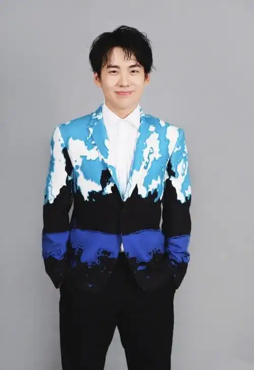 郭麒麟的帅气,是世家公子的温润如玉,也是青春少年郎的恣意潇洒_腾讯