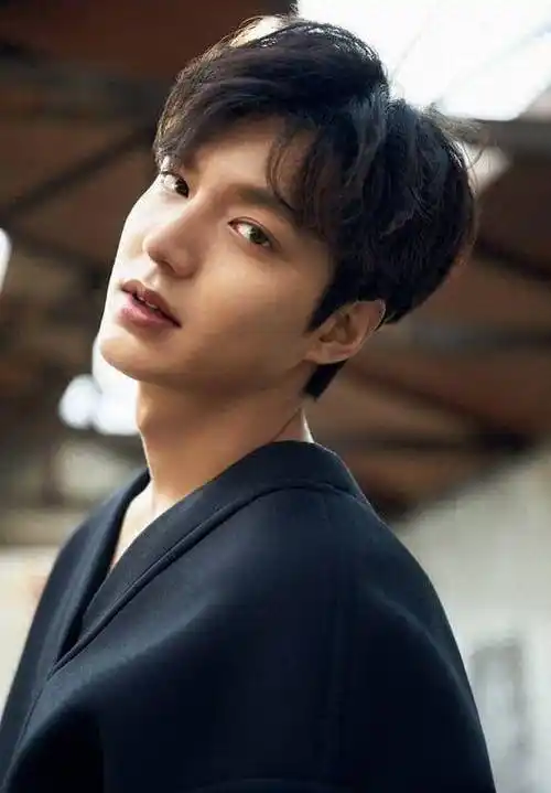 李敏镐晒照状态回春!