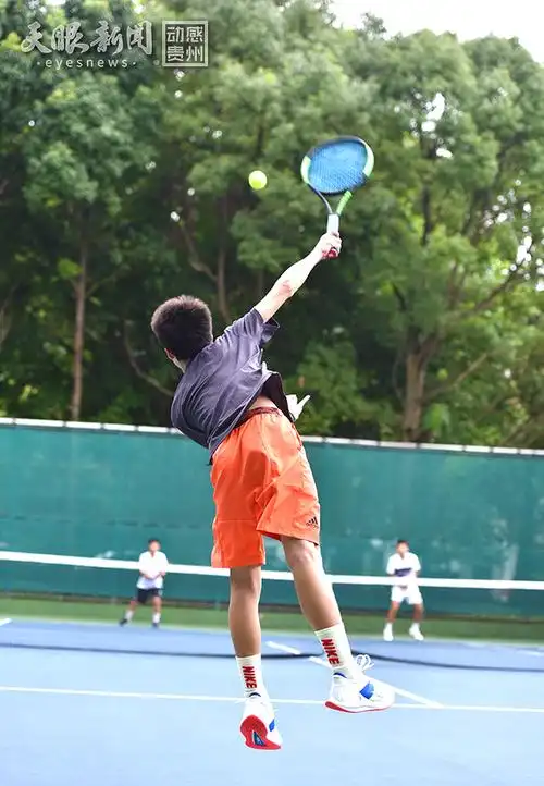 「青少锦赛|特写」打网球也不耽误学习