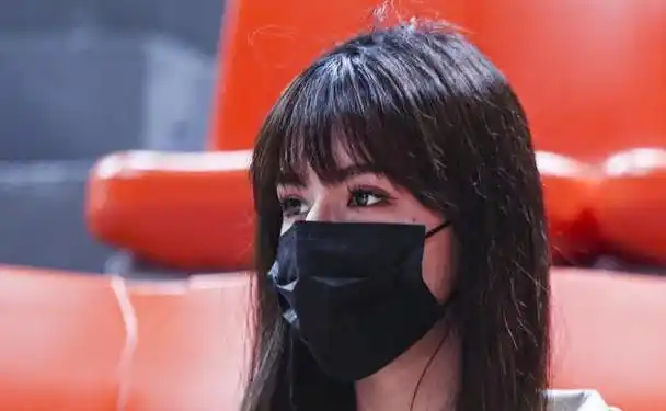 99年阿迪娜美得不可方物,喝水都那么迷人