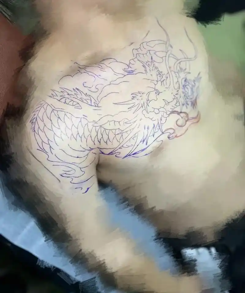 披肩龙 第一次纹身没扛住下次接龙尾 - 抖音