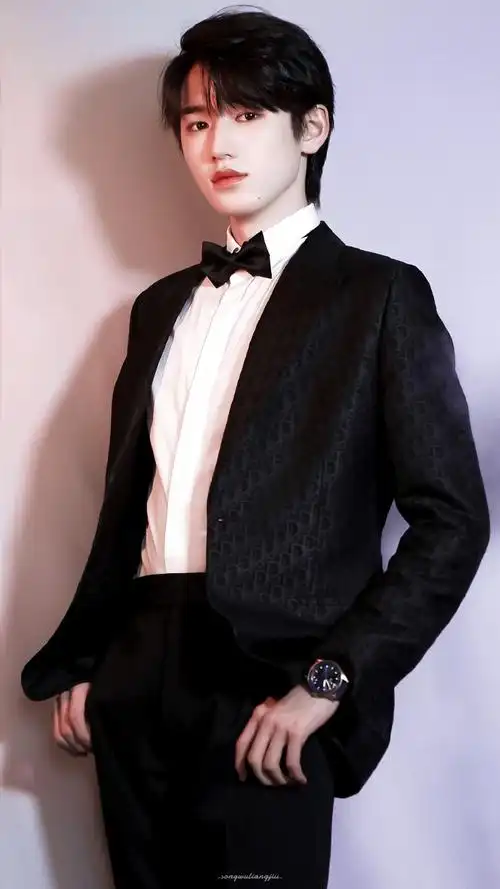 宋亚轩马卡龙色西装