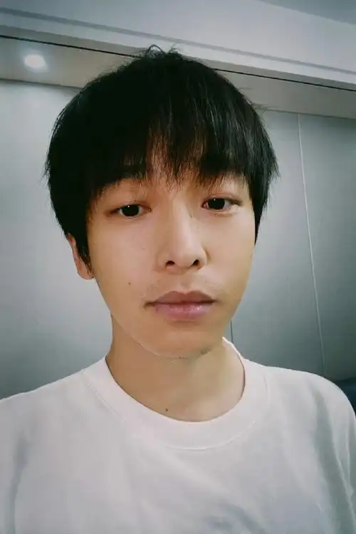 彭昱畅素颜怼脸自拍