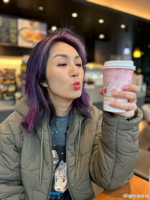 杨千嬅说明天会有新的惊喜#刚刚@杨千嬅分享了一组日常生活的照片