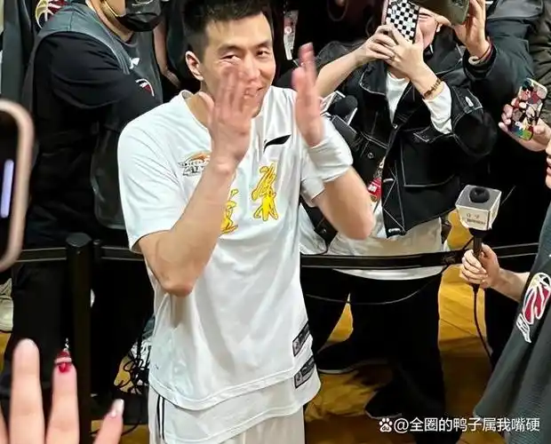 欢乐!辽篮晚宴,三五成群,郭艾伦落单,库珀左顾右盼感慨大场面