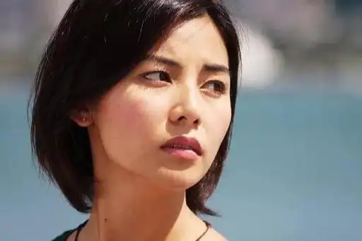 到了1999年,蒙嘉慧就和刘德华出演了她最重要的一部电影《暗战》.