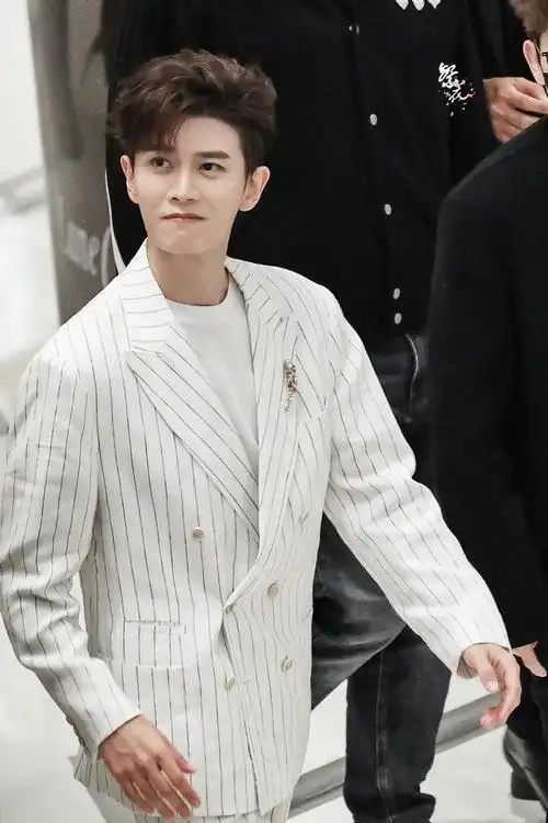 任嘉伦条纹白西装好像我那未曾谋面的白马王子太帅了