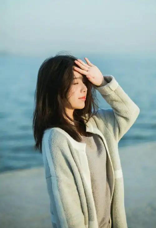 阳光照耀下的气质女神侧颜美丽动人写真图片