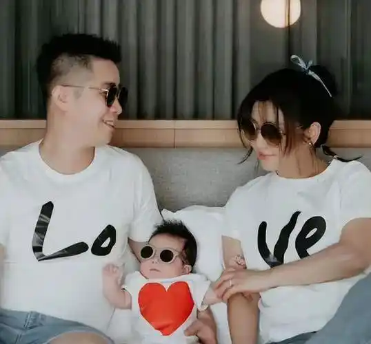 口看展,儿子皮肤白净体型壮实,和妈妈儿时一模一样_任家萱_腰果_带着