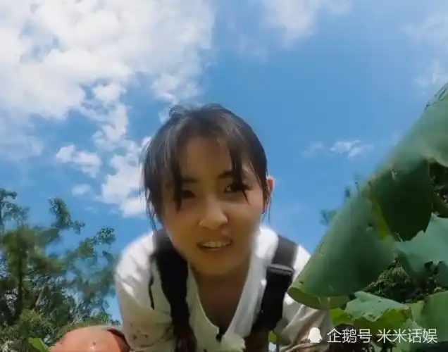 张子枫挖藕时被节目组直拍,脸部凑近镜头那刻,18岁真容藏不住了