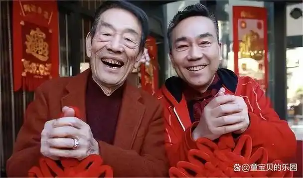 左手拿烟右手端酒92岁的杨少华在享受的路上一去不返