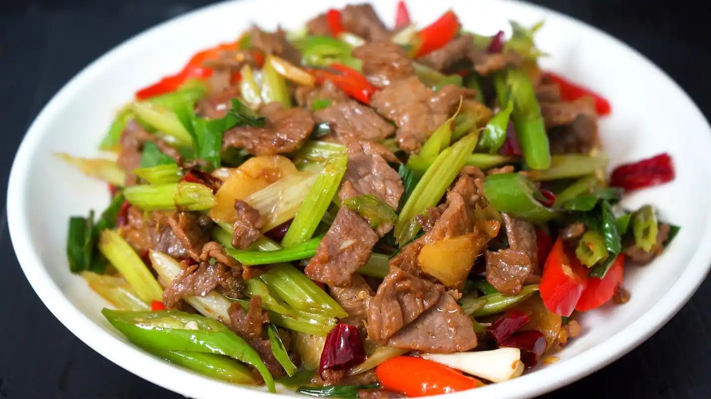 1芹菜炒牛肉制作方法1 来源:好看视频-土芹菜炒牛肉丝,这样做更好吃