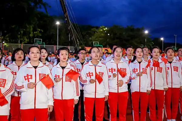 校领导与师生共和合唱《歌唱祖国》