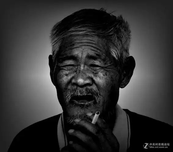 老人肖像(黑白)