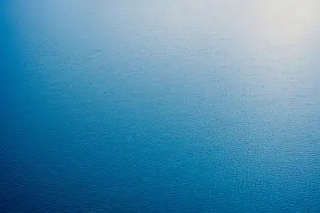 抽象的蓝色水海为背景或纹理.海水与海浪模糊光照片