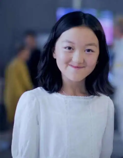 李嫣拍大片不再遮挡兔唇镜头感十足终于看到王菲少女时的影子