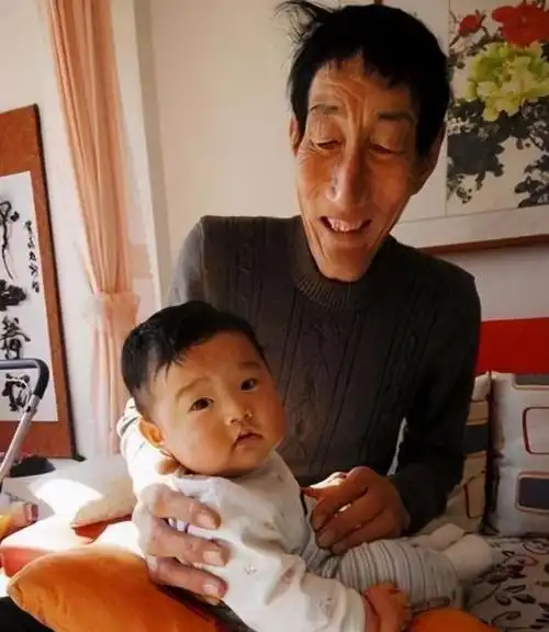 中国巨人鲍喜顺不顾医生警告执意生子如今儿子身高多少