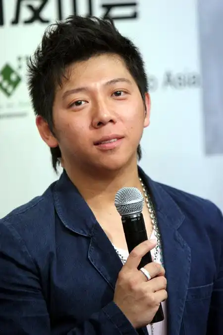 羽泉,中国内地组合,由陈羽凡和胡海泉组成,组合名称各取两人名字中的