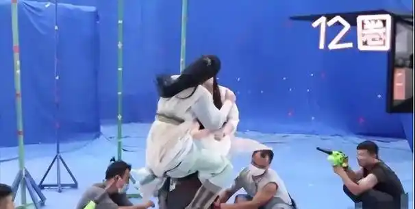 难怪导演不敢拍下半身镜头后移是不能偷看的尴尬景象