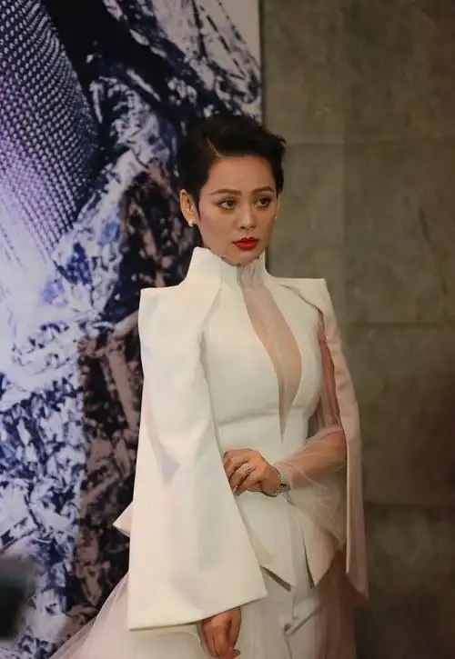 47岁宁静不服老,睡袍勒出曲线身材,面部细纹出卖年龄