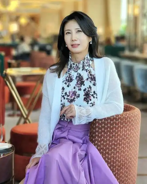 紫色长裙下的时光流转—50岁女人的优雅与自信