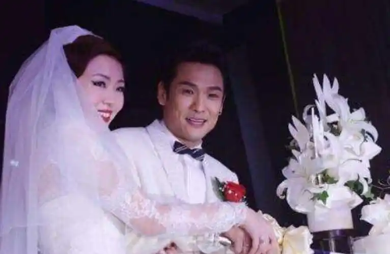 虽然爱情来得比较晚,但是终究还是来了,杜德伟的老婆李晓冰,是圈外