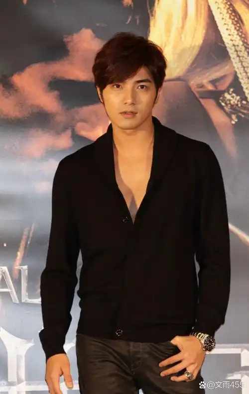 贺军翔(mike he),1983年12月28日出生于台湾省,是一位华语影视男演员