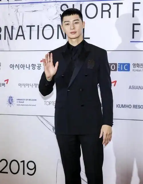 《梨泰院class》朴叙俊造型火了,"褶子脸"配"栗子