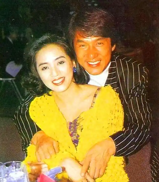 明星"罕见"照:扎小辫的洪金宝成龙,同梅艳芳握手的李宁