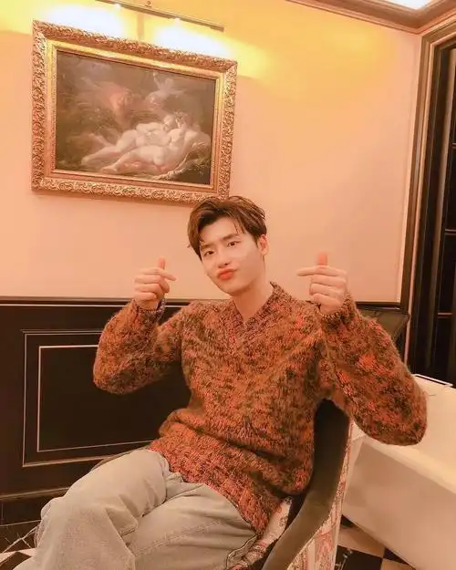 只有少数几位 80 后尾的,例如人气极高的李钟硕是 89 年的.