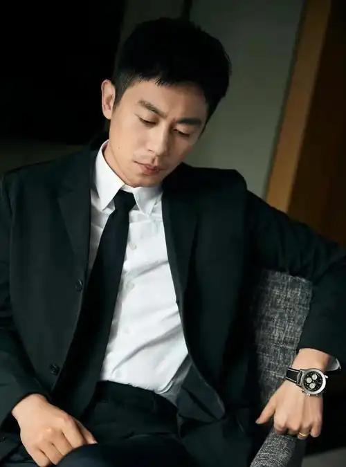 演员朱亚文:娶大1岁沈佳妮,当2个女儿的爸爸也幸福