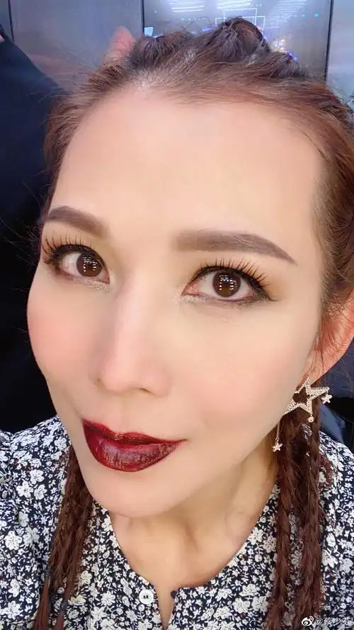 "照片中的蔡少芬皮肤光滑好似婴儿皮肤,天鹅颈十分抢眼.