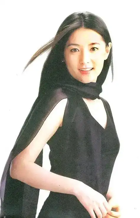 李英爱.281 出生于韩国首尔的李英爱,是韩国女演员,代表作 - 抖音