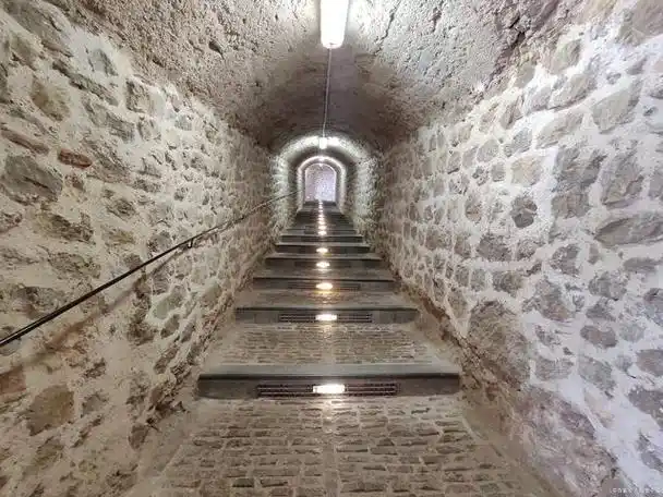 法门寺地宫,位于中国陕西省西安市,是一处古代佛教寺庙内的地下宫殿.