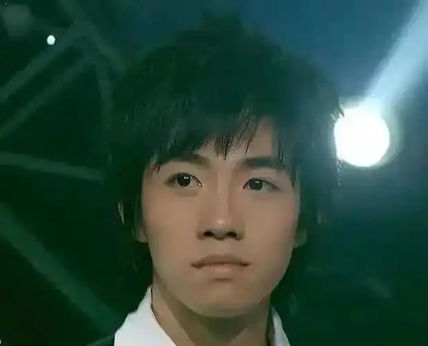 俞灏明凌晨发文为妈妈庆生送一大束粉康乃馨抢镜妈妈乐开了花