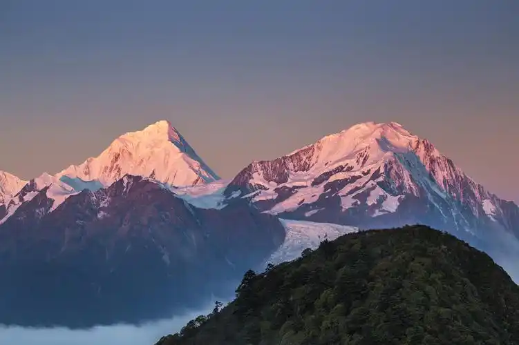 川西贡嘎山脉,粉色雪山和冰川