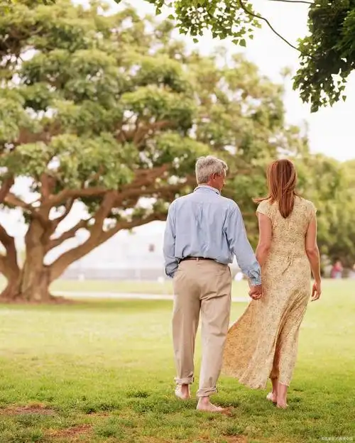 一对特殊的情侣走在大街上,那是一个白发苍苍的老人和一个年轻美丽的