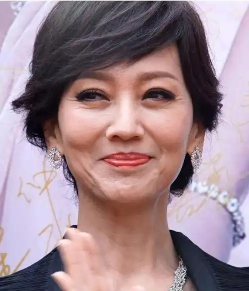 10位自然衰老的中老年女星,皮肤松弛满面皱纹,但比整容脸舒服-皮肤