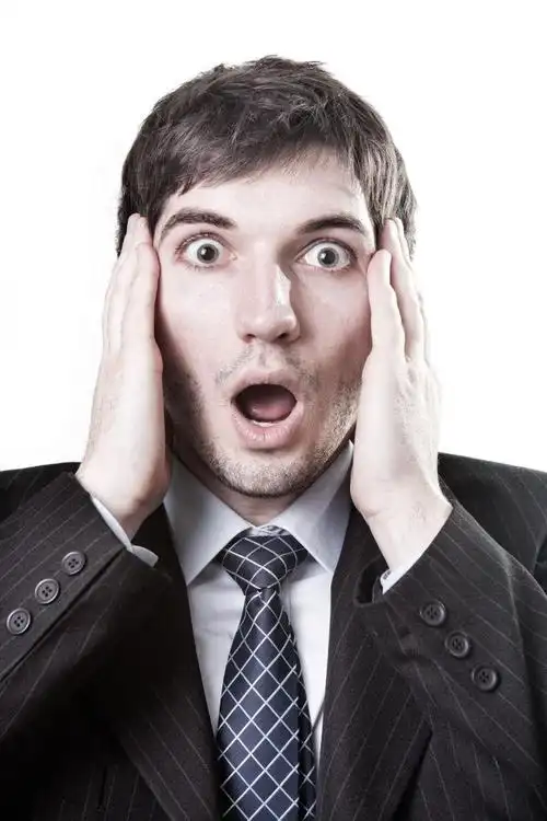 脸上带着惊讶表情的孤立商人