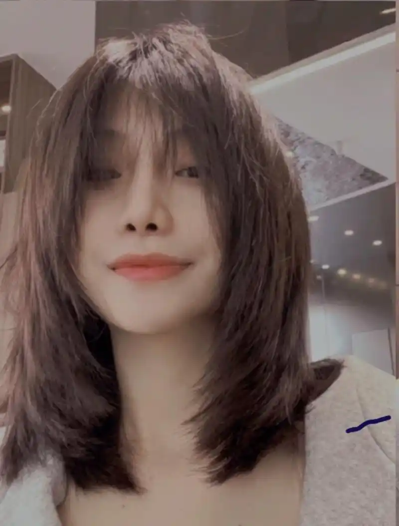 減龄显脸小,少女感十足,可甜可成!蓬松自然垂落成型,低层次修剪