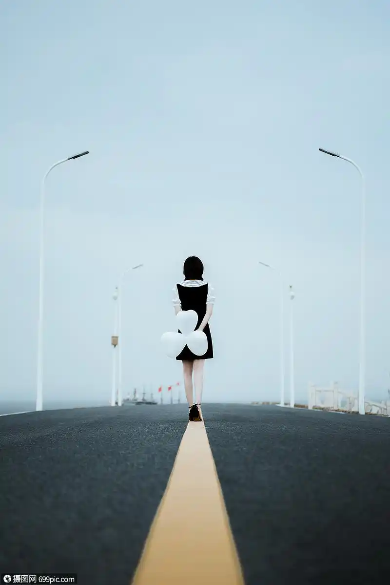 孤单道路上的一个女性背影伤感女孩